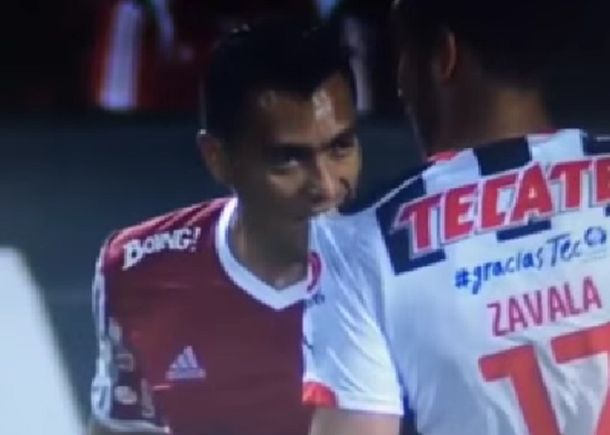 A lo Suárez: un jugador le mordió el hombro a un rival en el fútbol mexicano