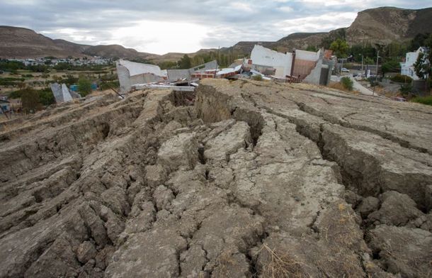 Impactantes imágenes de cómo quedó Comodoro Rivadavia tras el desplazamiento de tierra