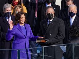 Kamala Harris jura como vicepresidenta de los Estados Unidos ante la jueza asociada de la Corte Suprema, Sonia Sotomayor
