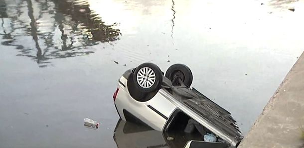 Hizo una mala maniobra y ¡mirá cómo quedó el auto!