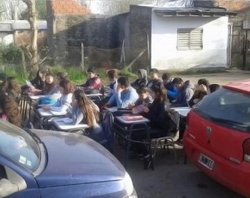 Se desbordó el pozo séptico de una escuela en Moreno y los alumnos tuvieron clase en la calle