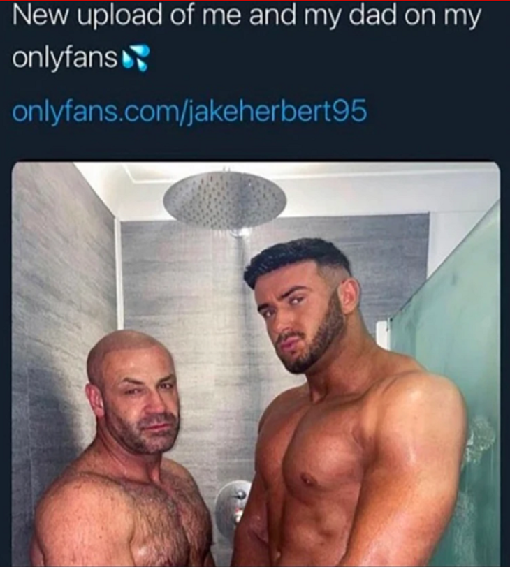 Comparte fotos desnudo junto a su padre en Internet y recauda una fortuna