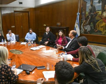 Batakis armó equipo y sigue un estrecho ladero de Guzmán