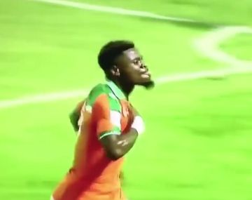 El polémico gesto defensor Serge Aurier.