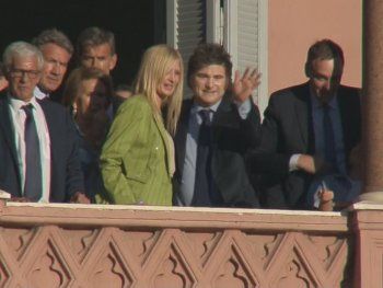 Javier Milei, Yuyito González y el Gabinete, en el balcón de la Casa Rosada para festejar el primer año de Gobierno