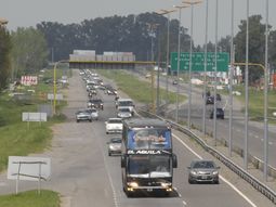 comenzo el exodo y miles de autos se dirigian hacia la costa comenzo el exodo y miles de autos se dirigian hacia la costa
