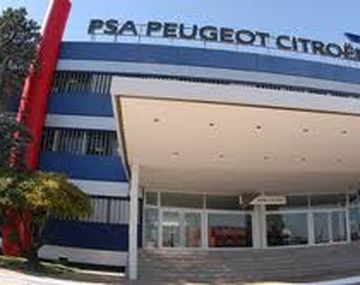 Peugeot quiere vender su división financiera al Banco Santander