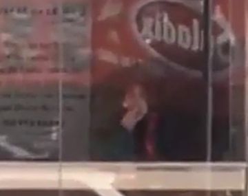 Una empleada fue descubierta comiendo helado directamente de los potes