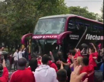 Así recibieron los hinchas de Independiente a sus jugadores antes del clásico