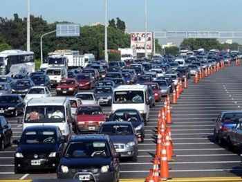 Éxodo turístico: más de 2.000 autos circulan por hora hacia la Costa