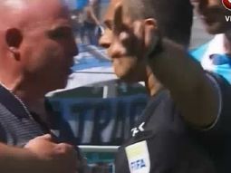 El entrenador se sacó y vio la roja El entrenador se sacó y vio la roja