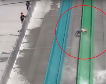 Brutal accidente de un nene que sale volando de un tobogán