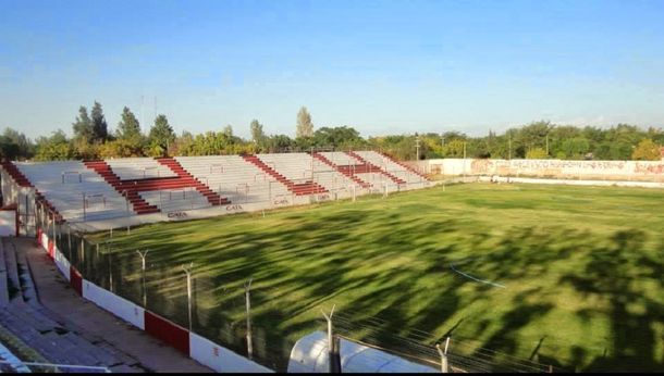 Un grupo de hinchas del club Huracán Las Heras se están movilizando para colocar colchonetas en todo el perímetro del campo de juego de su estadio General San Martín