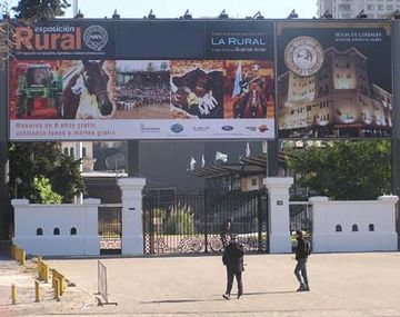 Robaron una camioneta 4x4 de un stand de La Rural de Palermo