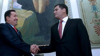 rafael correa le dedico su triunfo a hugo chavez rafael correa le dedico su triunfo a hugo chavez