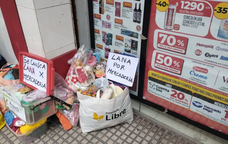 Club del Trueque forzado por la pobreza en Las Cañitas