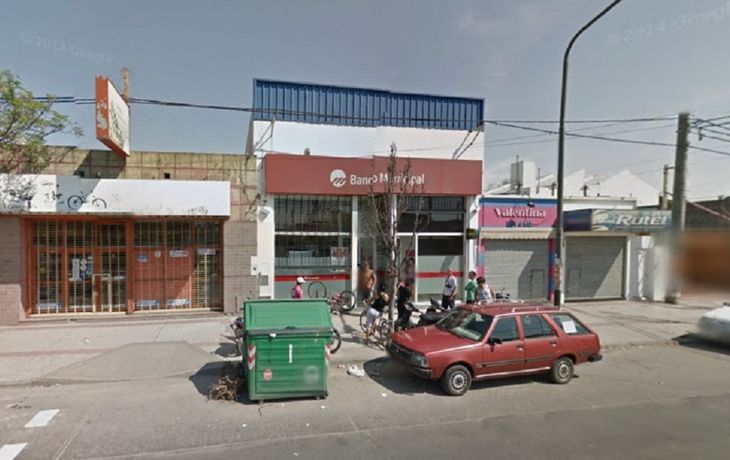 Vestidos de policías y recolectores roban $1,5 millón de banco rosarino