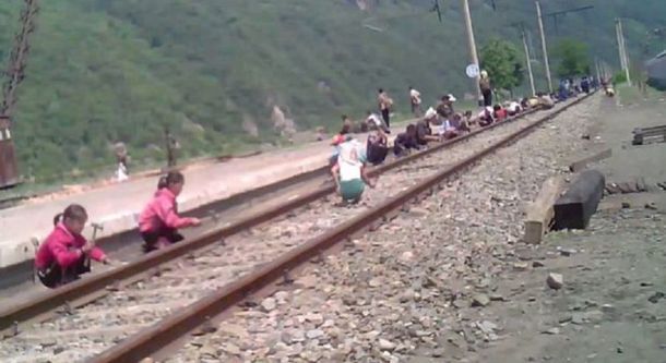 VIDEO: Nenes son obligados a reparar las vías de un tren en Corea del Norte