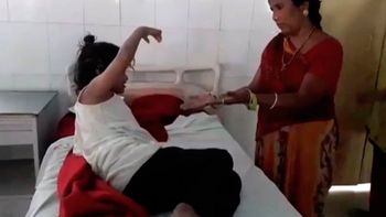 Camina en cuantro patas, no habla y grita Camina en cuantro patas, no habla y grita