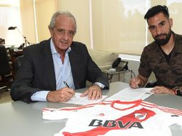 Ariel Rojas firmó para River - Crédito: @CARPoficial Ariel Rojas firmó para River - Crédito: @CARPoficial