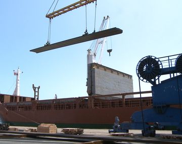 Randazzo supervisó en España un embarque de rieles