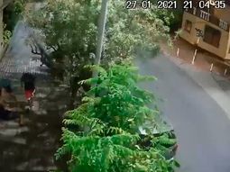 Violento robo a una joven en Avellaneda: la tiraron al piso entre cuatro hombres