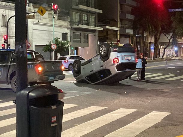 Impresionante choque y vuelco en Flores: hay un partrullero de la Policía de la Ciudad involucrado
