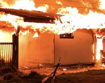 Las llamas consumieron el edificio en su totalidad.
