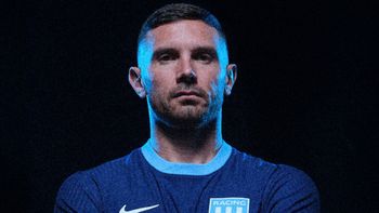 racing presento su nueva camiseta suplente: el esperado diseno que rompe con nueve anos de historia racing presento su nueva camiseta suplente: el esperado diseno que rompe con nueve anos de historia