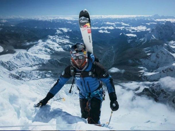 Un alpinista polaco logró una hazaña inédita: esquió desde la cima del Everest sin oxígeno