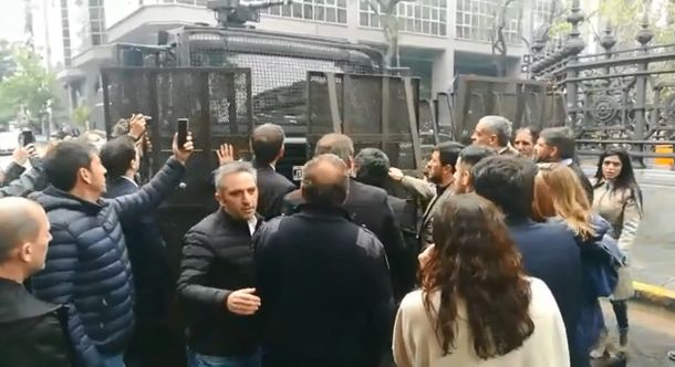 Diputados kirchneristas impidieron el avance de un camión hidrante sobre los manifestantes