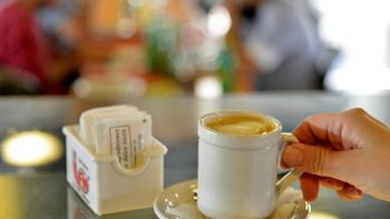 Café en un bar con los tradicionales sobres de azúcar Café en un bar con los tradicionales sobres de azúcar