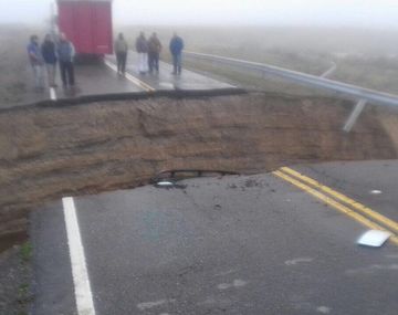 Se abrió una grieta en la ruta 3 y se tragó un camión 