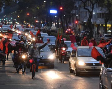 Caravana de hinchas de Newell`s pide por el regreso de Messi