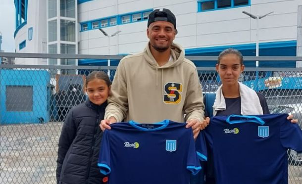 Chiquito Romero se sacó una foto con la camiseta de Racing y generó polémica en Boca