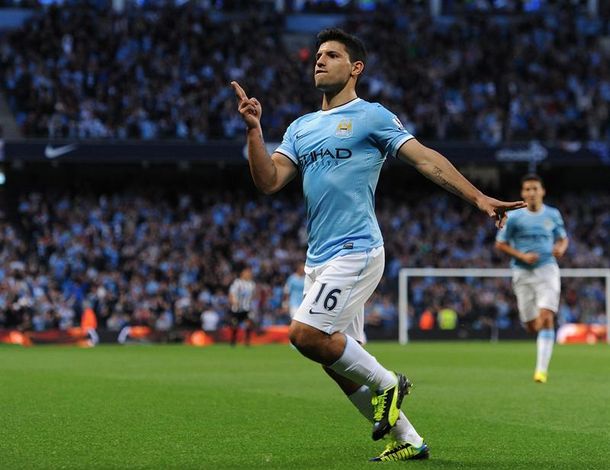 Con dos goles del Kun, el City reaccionó y le ganó al Everton