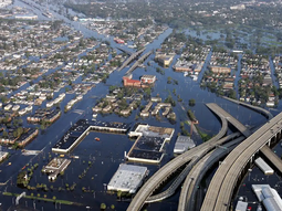 El huracán Katrina causó casi 1.400 muertes y daños por 200 mil millones de dólares en EE.UU. El huracán Katrina causó casi 1.400 muertes y daños por 200 mil millones de dólares en EE.UU.