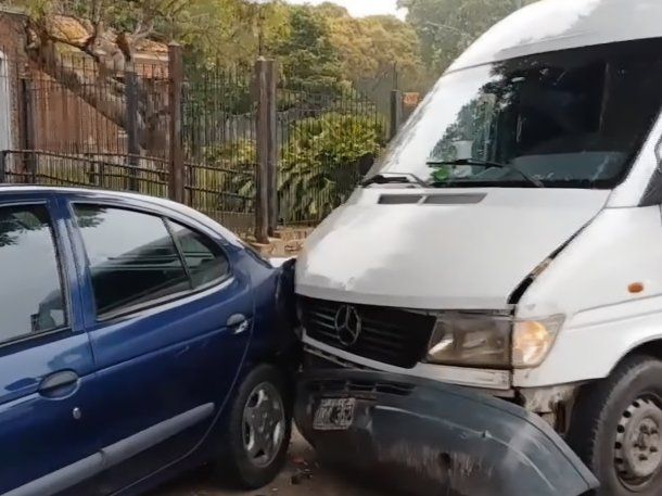 Bajo Flores: un conductor convulsionó y chocó la camioneta que manejaba contra dos autos estacionados