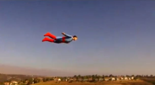 VIDEO: Crean un muñeco de Superman a control remoto