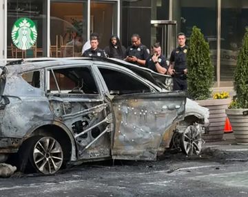 Impresionante video: un auto explotó en pleno distrito financiero de Manhattan y desató momentos de tensión