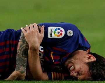 Messi sufre de dolor en el campo de juego del Camp Nou
