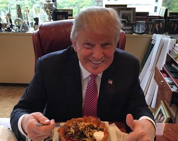 Donald Trump se mostró comiendo tacos y dijo: Amo a los hispanos