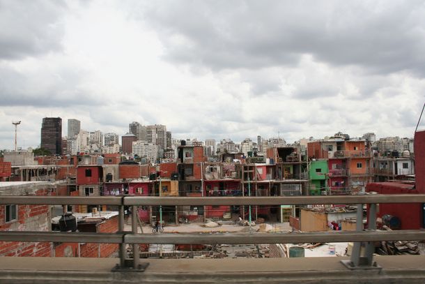 La brecha salarial entre las mujeres que viven en villas duplica al promedio de las de centros urbanos