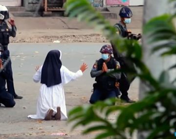 La conmovedora imagen de una monja que se arrodilló ante policías en Myanmar