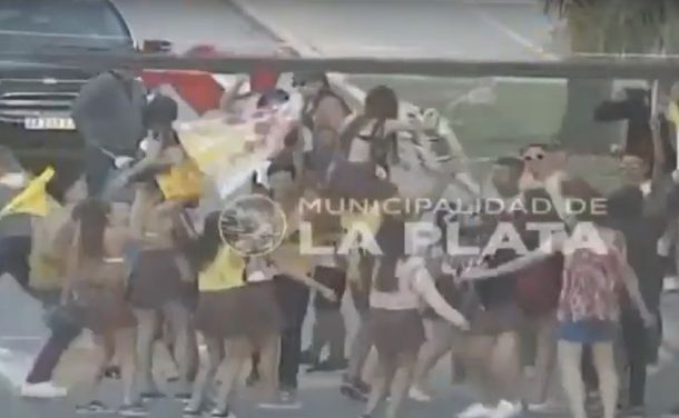 Estaba alcoholizada e intentó atropellar a un grupo de jóvenes que festejaban su UPD