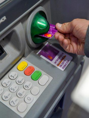 Ahora los bancos cobran hasta $5.000 por retirar efectivo de cajeros automáticos