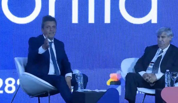 Sergio Massa, en la UIA, volvió a referirse al video viral de la botella que cae con su mirada