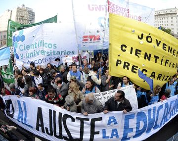 Investigadores y estudiantes protestaron fente al Congreso contra el recorte en el presupuesto de ciencia.