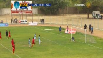 papelon: quisieron imitar el penal de messi y suarez y protagonizaron un blooper