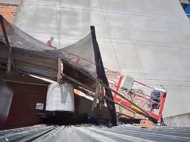 Susto en Chacarita por un derrumbe: cayó un balancín de una obra en construcción sobre una casa